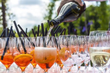 Aperitiv wird auf dem Fest im Freien eingeschenkt